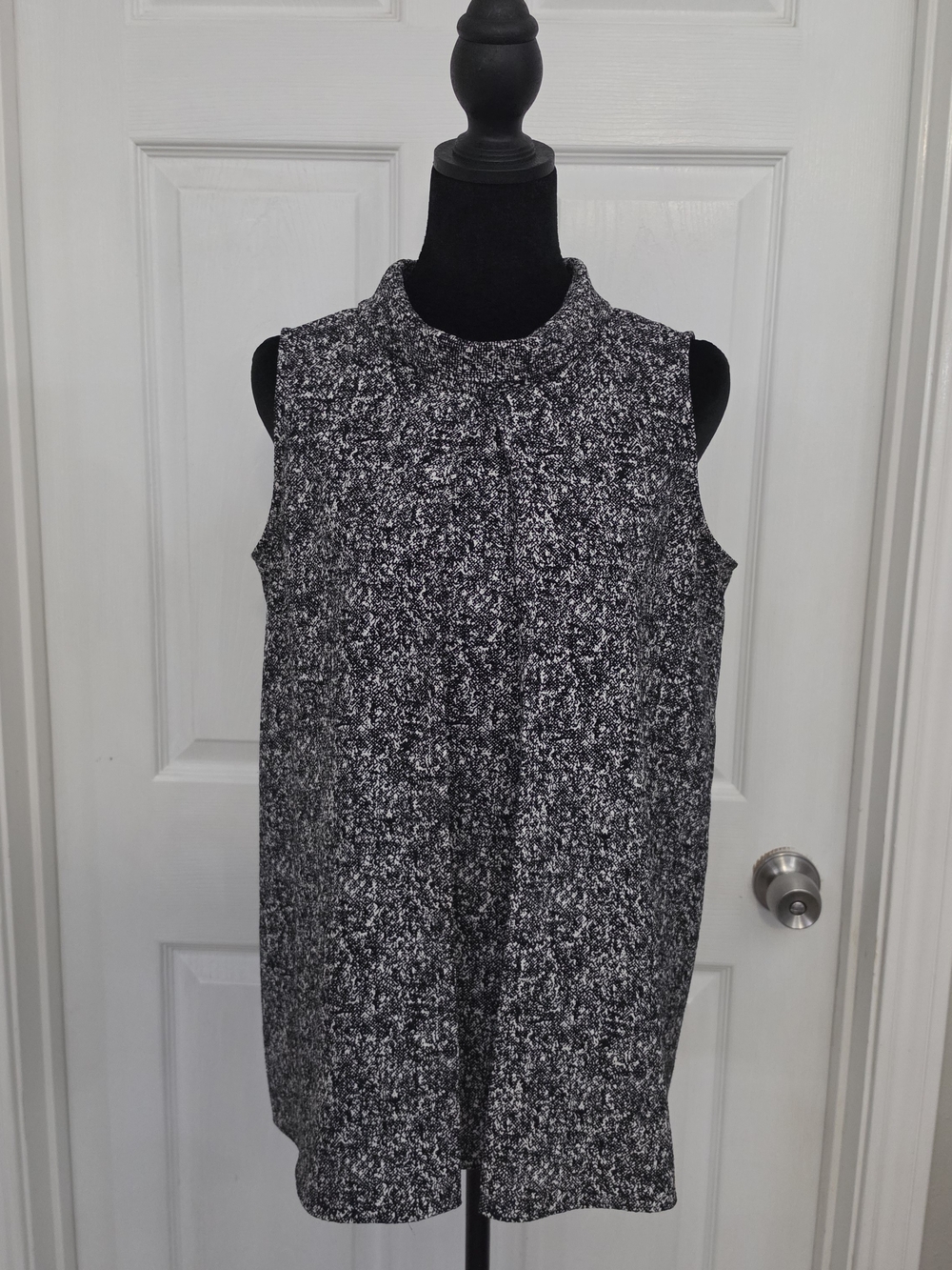Vince Camuto Black & White Textured Sleeveless Mock Neck Top